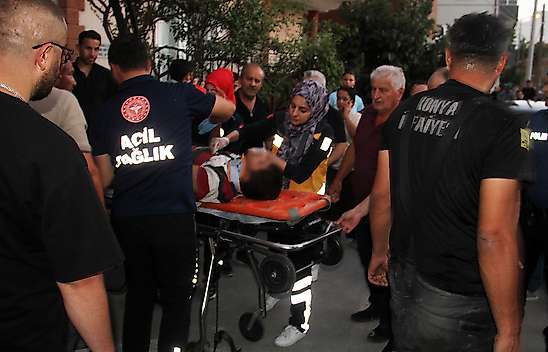 Konya'da faciadan dönüldü! Kamyoneti durdurmak isterken sıkıştı