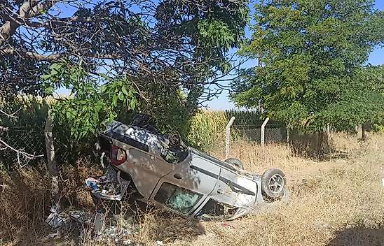Konya'da feci kaza! Şarampole devrilen otomobilde 2 kardeş yaralandı