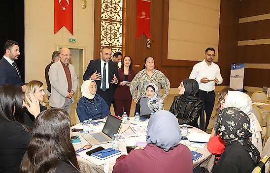 Konya'da gençlerin çalışma hayatından beklentileri masaya yatırıldı