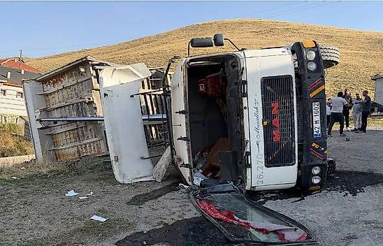 Konya'da hafriyat yüklü tır devrildi