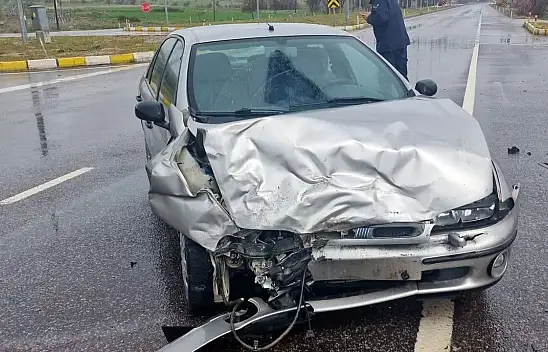 Konya'da iki araç kafa kafaya çarpıştı