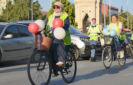 Konya'da kadınlar dikkat için pedal çevirdi