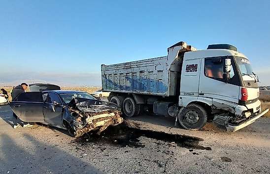 Konya'da kamyon otomobille çarpıştı