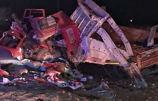 Konya'da kamyon şarampole devrildi: Sürücü hayatını kaybetti