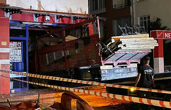 Konya'da karpuz yüklü kamyon markete daldı