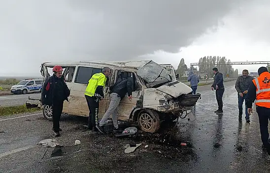 Konya'da kontrolden çıkan minibüs yan yattı