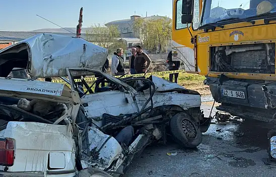 Konya'da korkunç anlar: Tır, otomobili metrelerce sürükledi!
