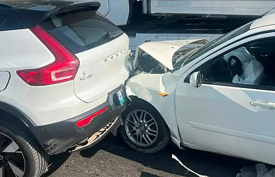 Konya'da korkutan kaza! Kırmızı ışıkta bekleyen araca çarptı