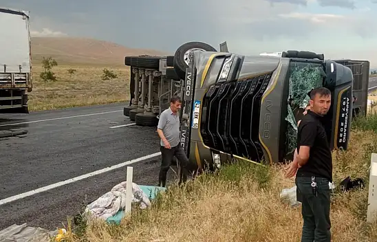 Konya'da korkutan kaza! Tır devrildi