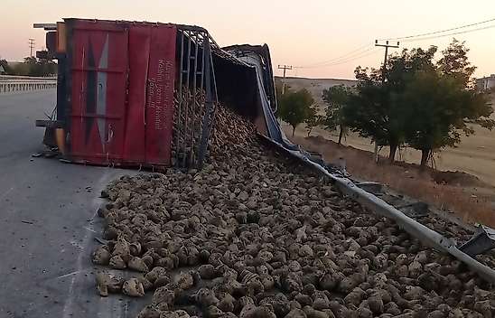 Konya'da korkutan kaza! Tır devrildi