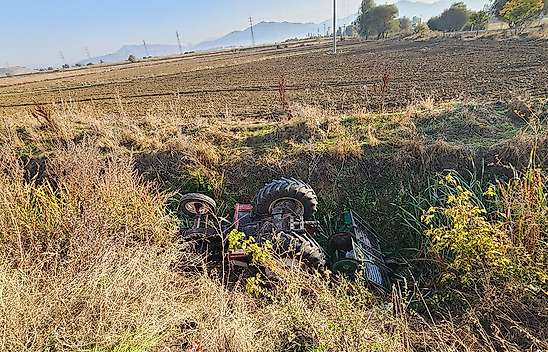 Konya'da korkutan kaza! Traktör yol kenarına devrildi
