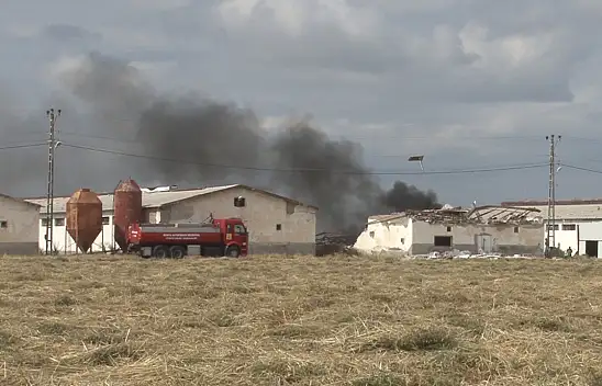 Konya'da korkutan yangın! Patlayan havai fişekler panik saçtı