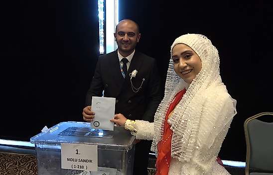Konya'da MHP kongresine damga vuran an: Gelin ve damat salonda