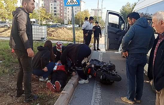 Konya'da minibüsle çarpışan motosikletin sürücüsü yaralandı