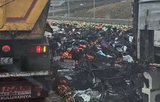 Konya'da ortalık pazar yerine döndü! Tonlarca meyve yola saçıldı