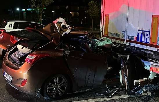 Konya'da otomobil tırın altına girdi!