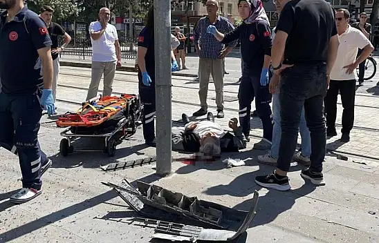Konya'da otomobil yayaya çarpıp direğe saplandı
