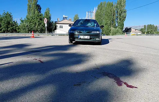 Konya'da otomobil yayaya çarptı!