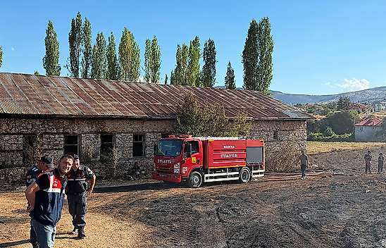 Konya'da panik anları! Saman yüklü kamyon alevler içind ekaldı