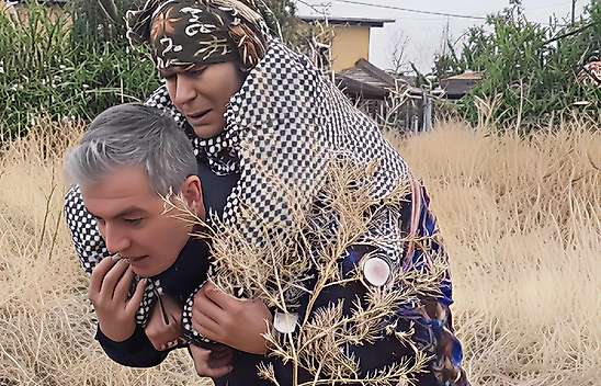 Konya'da polisten örnek davranış: Yaşlı kadını sırtında ambulansa taşıdı