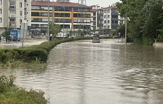 Konya'da sağanak yolları göle çevirdi