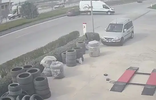 Konya'da şaşırtan kaza: Minibüs geri geri yola kaydı