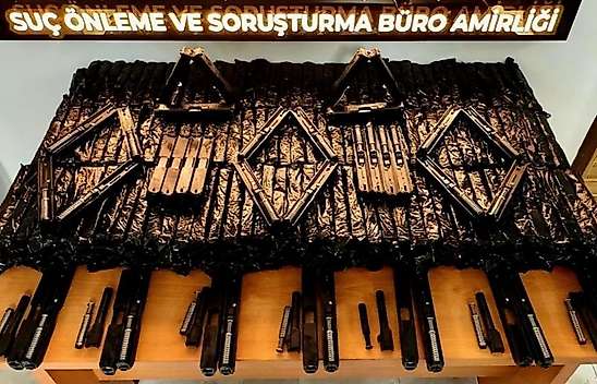 Konya'da şüpheli araçtan cephaneliği aratmayan parçalar çıktı