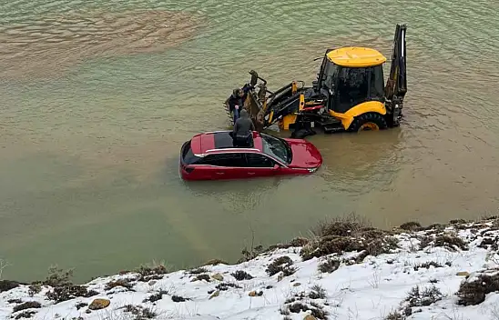 Konya'da suyla kaplı yolda mahsur kalan 4 kişi kurtarıldı