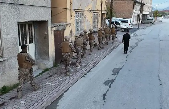 Konya'da tefecilere şafak operasyonu: Evden servet çıktı!