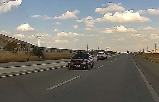 Konya'da ters yönde ilerleyen otomobil kazaya davetiye çıkardı