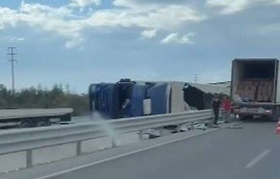 Konya'da tır refüje daldı! Tonlarca yük yola saçıldı