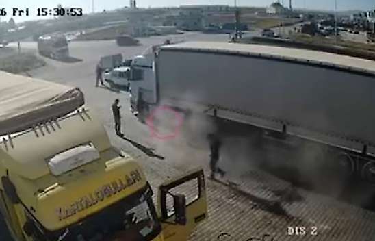 Konya'da tırın altında tamirat yaparken patlama yaşandı!