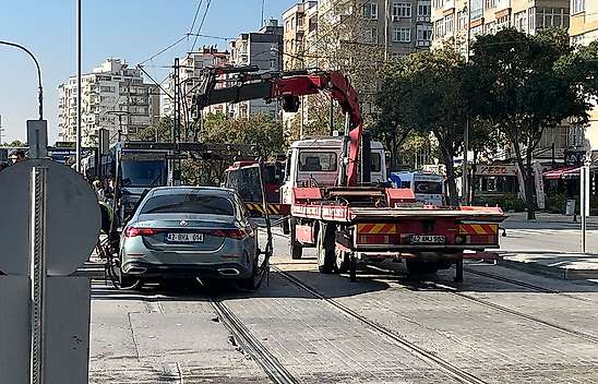 Konya'da tramvay seferini durduran kaza! Otomobil kendini kilitledi