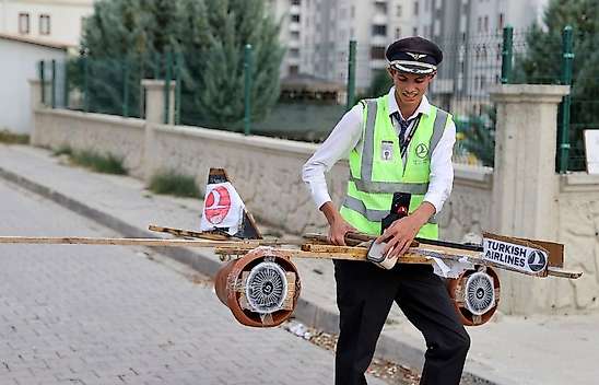 Konya'da yaptığı ahşap uçak onu kokpite taşıdı