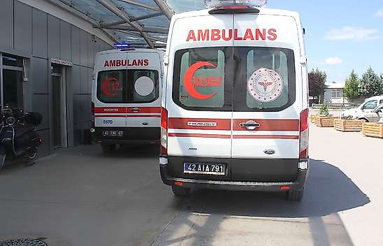 Konya'da yürekler ağza geldi! Motosikletten yola savruldu
