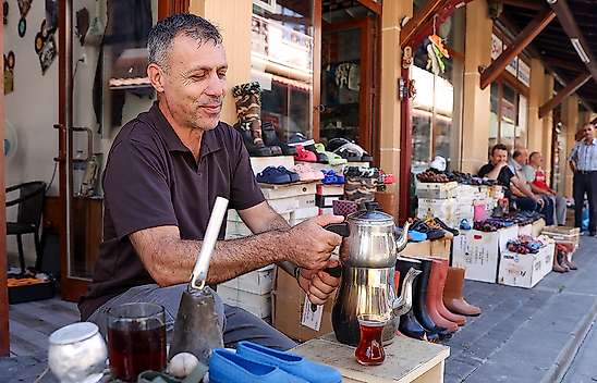 Konya'da zili duyan esnaf çay molasında buluşuyor