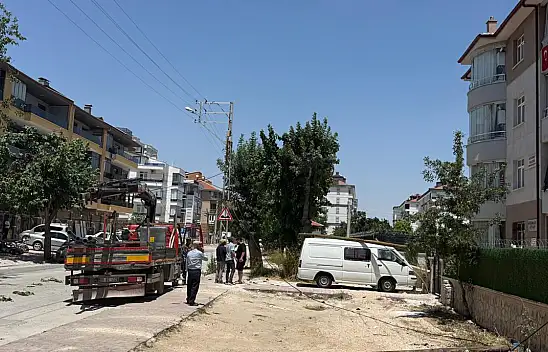 Konya'daki akılalmaz kaza: Vincin kopardığı direk minibüsün üstüne düştü