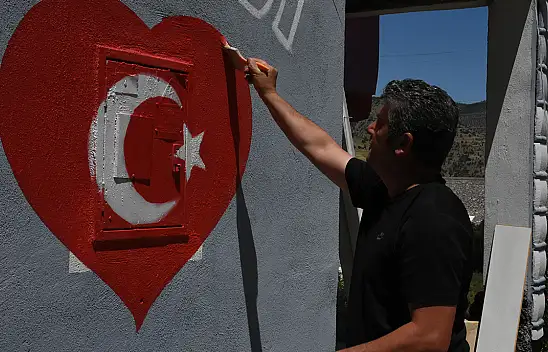 Konya'daki muhtarın ay yıldız sevdası! Her eve çiziyor