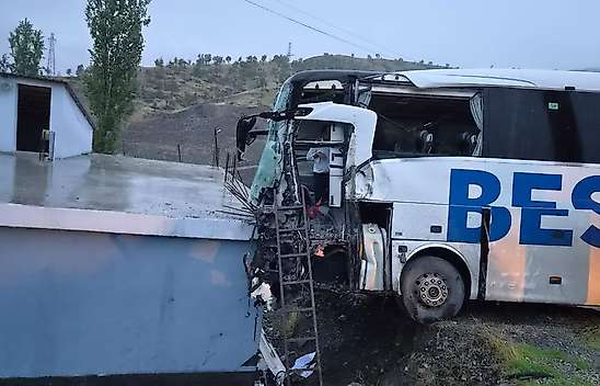 Konya plakalı tır, yolcu otobüsüyle çarpıştı: 1 ölü, 14 yaralı