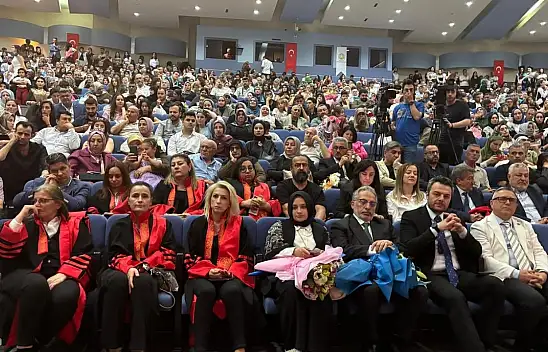 Konya S.Ü İletişim Fakültesi'nde coşkulu mezuniyet