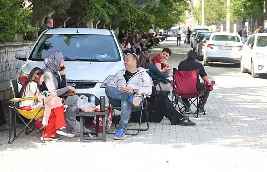 Konya sokaklarında velilerden sessiz nöbet