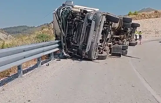 Konya yolunda devrilen tır yürekleri ağza getirdi
