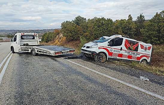 Konya yolunda kaza: Cenaze nakil aracı şarampole devrildi!