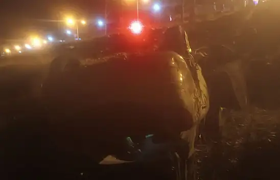 Konya yolunda kontrolden çıkan otomobil göl kenarına uçtu!