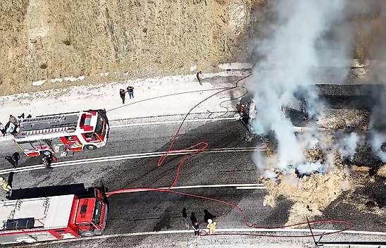Konya yolunda saman yüklü tır alev alev yandı!