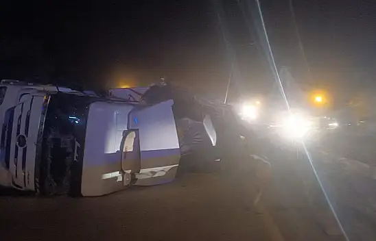 Konya yolunda yürekleri hoplatan kaza! Virajı alamayıp devrildi