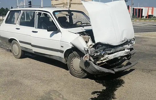 Konya yolundaki kaza yürekleri ağza getirdi! Ticari araç ile otomobil çarpıştı