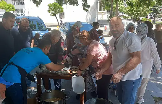 Konyalı esnaflardan vatandaşa aşure ikramı