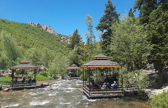 Konyalılar bayramda şelaleye akın etti