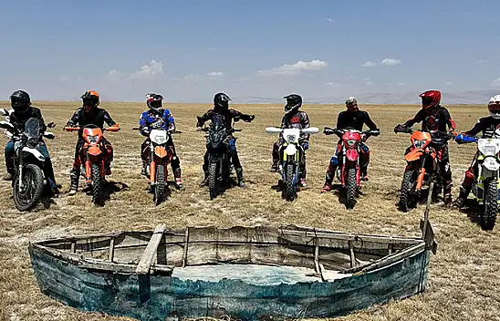 Kuruyan Akşehir Gölü'nden motosikletlerle geçtiler